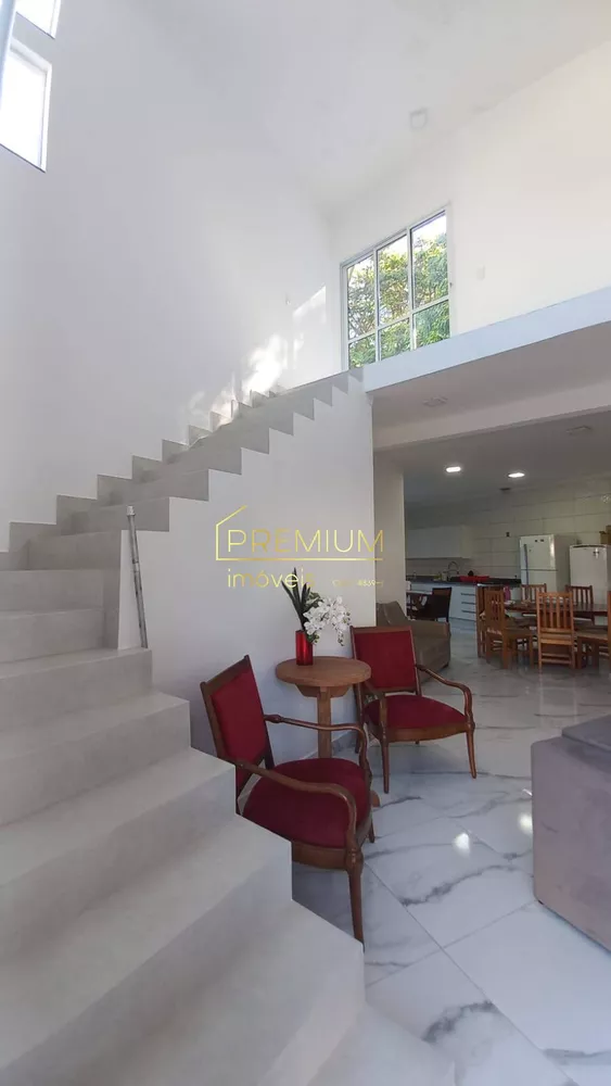 Casa à venda com 3 quartos, 250m² - Foto 1