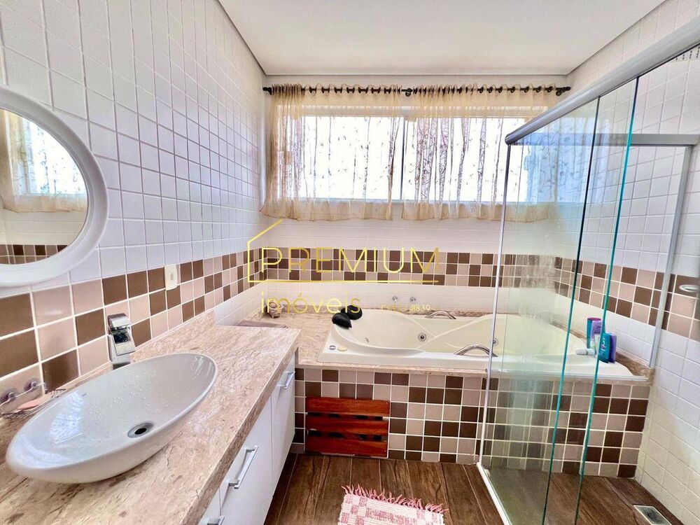 Casa, 3 quartos, 272 m² - Foto 1