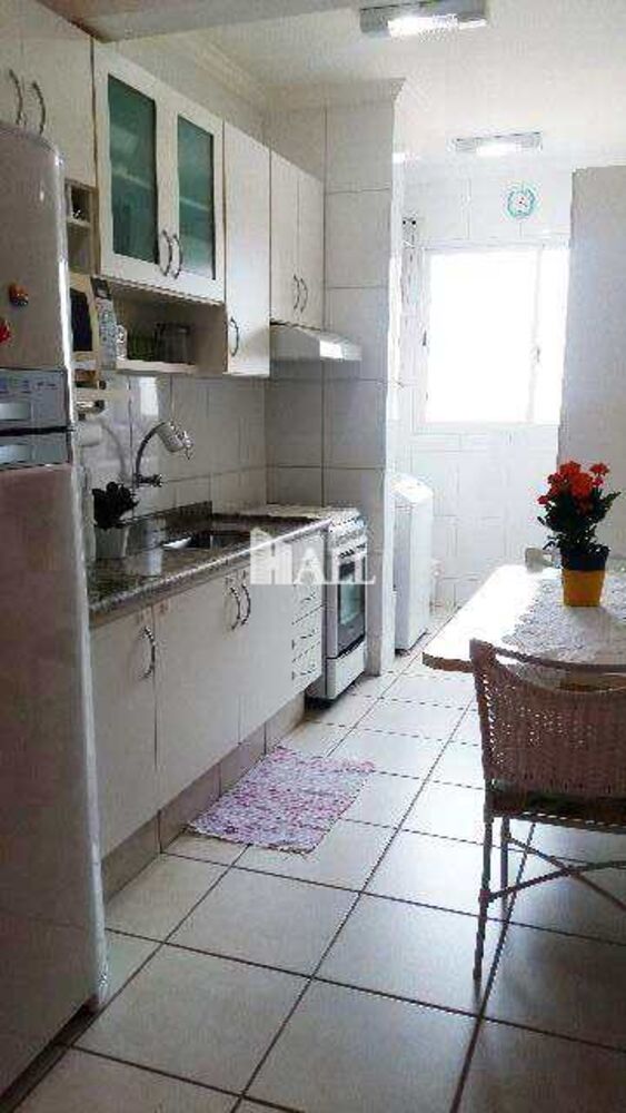 Apartamento à venda com 2 quartos, 68m² - Foto 2