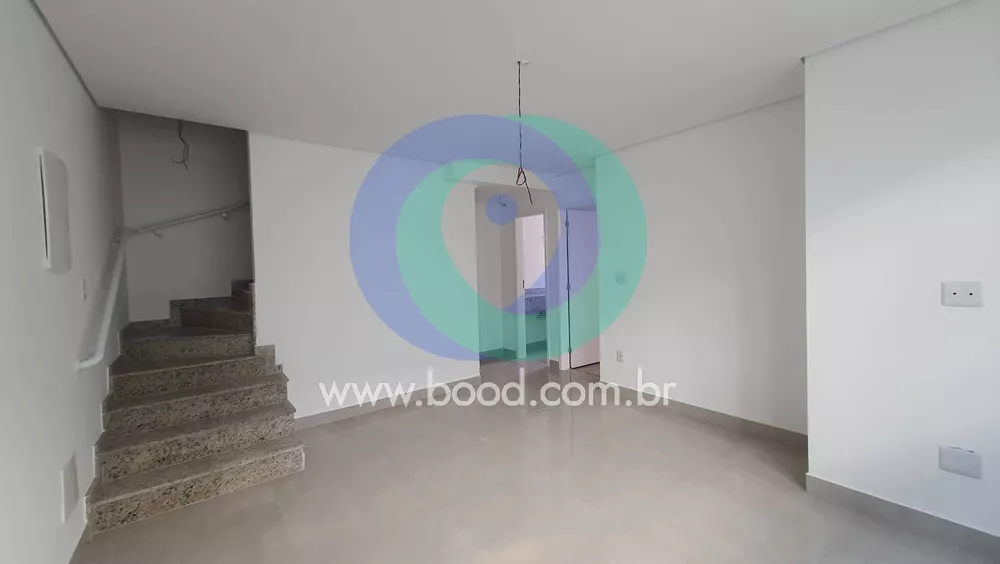 Casa à venda com 2 quartos, 100m² - Foto 1