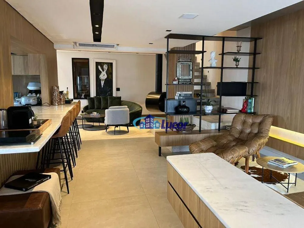 Cobertura, 3 quartos, 215 m² - Foto 1