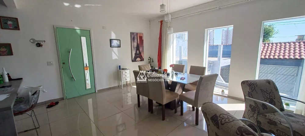 Casa à venda com 3 quartos, 243m² - Foto 1