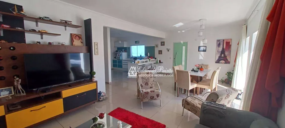 Casa à venda com 3 quartos, 243m² - Foto 2