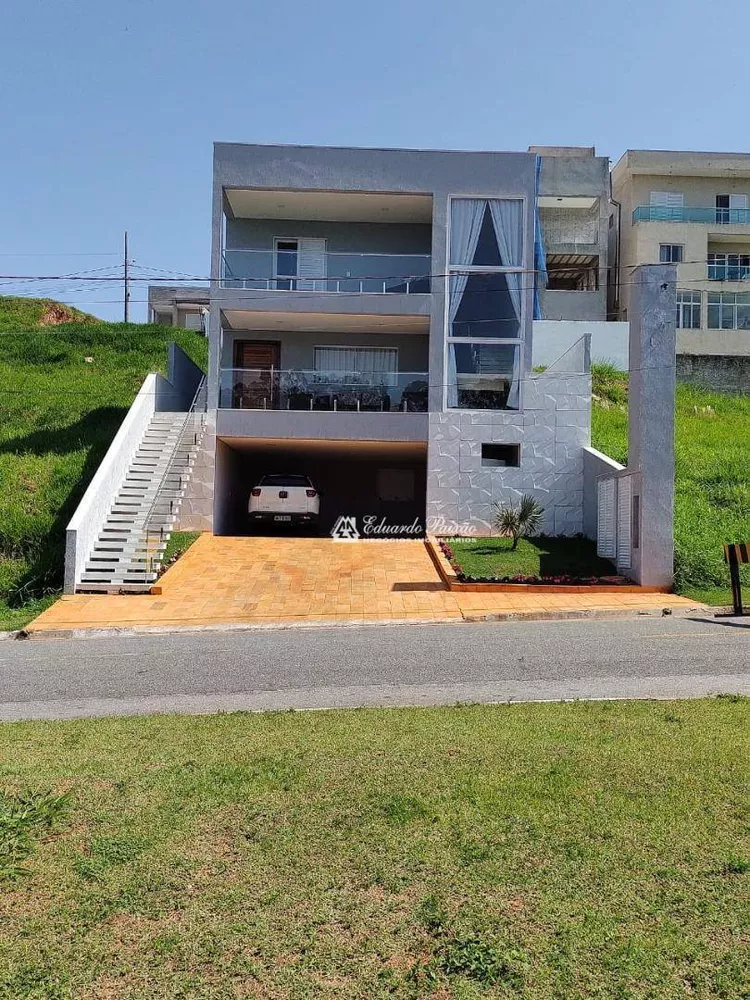 Sobrado à venda com 3 quartos, 305m² - Foto 1