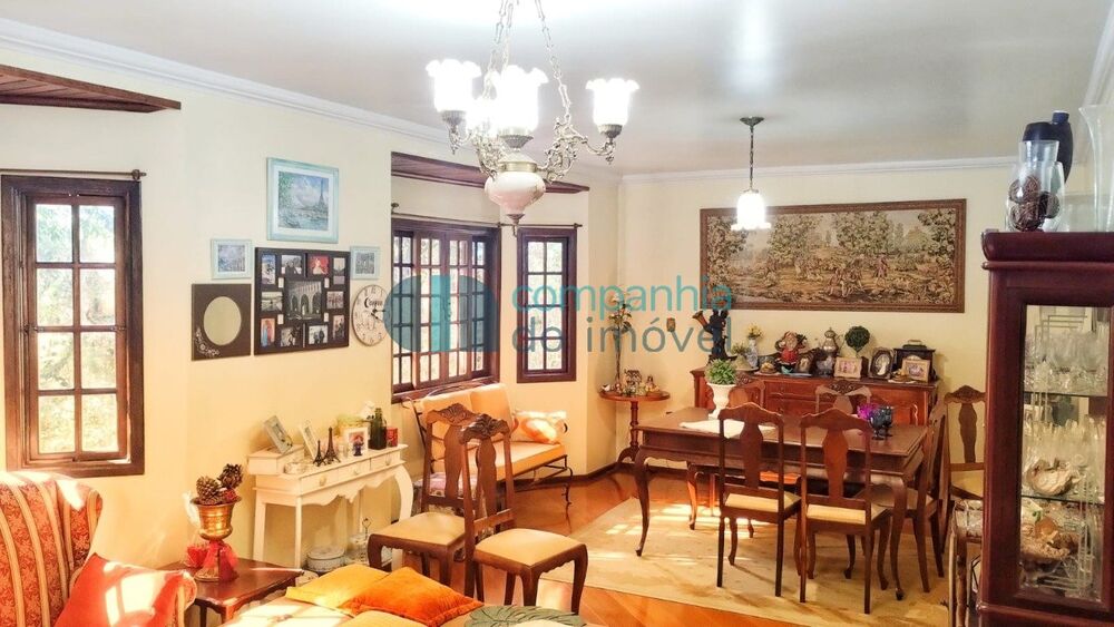 Casa à venda com 4 quartos, 350m² - Foto 1