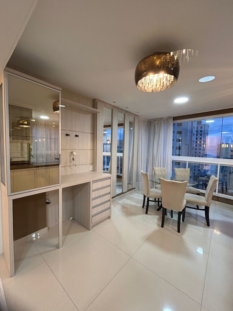 Apartamento à venda com 4 quartos, 222m² - Foto 2