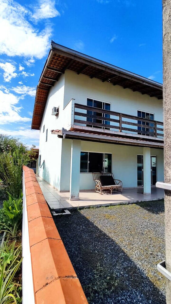 Sobrado à venda com 6 quartos, 198m² - Foto 1