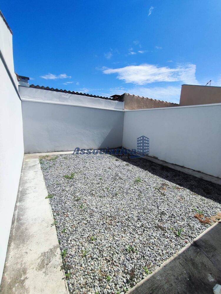 Casa à venda com 2 quartos, 70m² - Foto 4