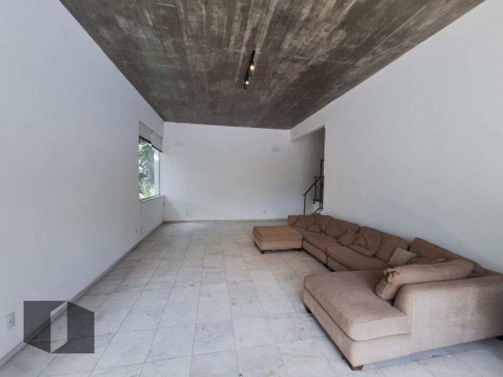 Casa para alugar com 4 quartos, 600m² - Foto 1