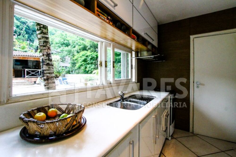 Casa para alugar com 6 quartos, 327m² - Foto 2