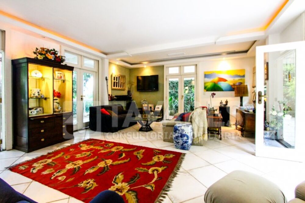 Casa para alugar com 6 quartos, 327m² - Foto 1