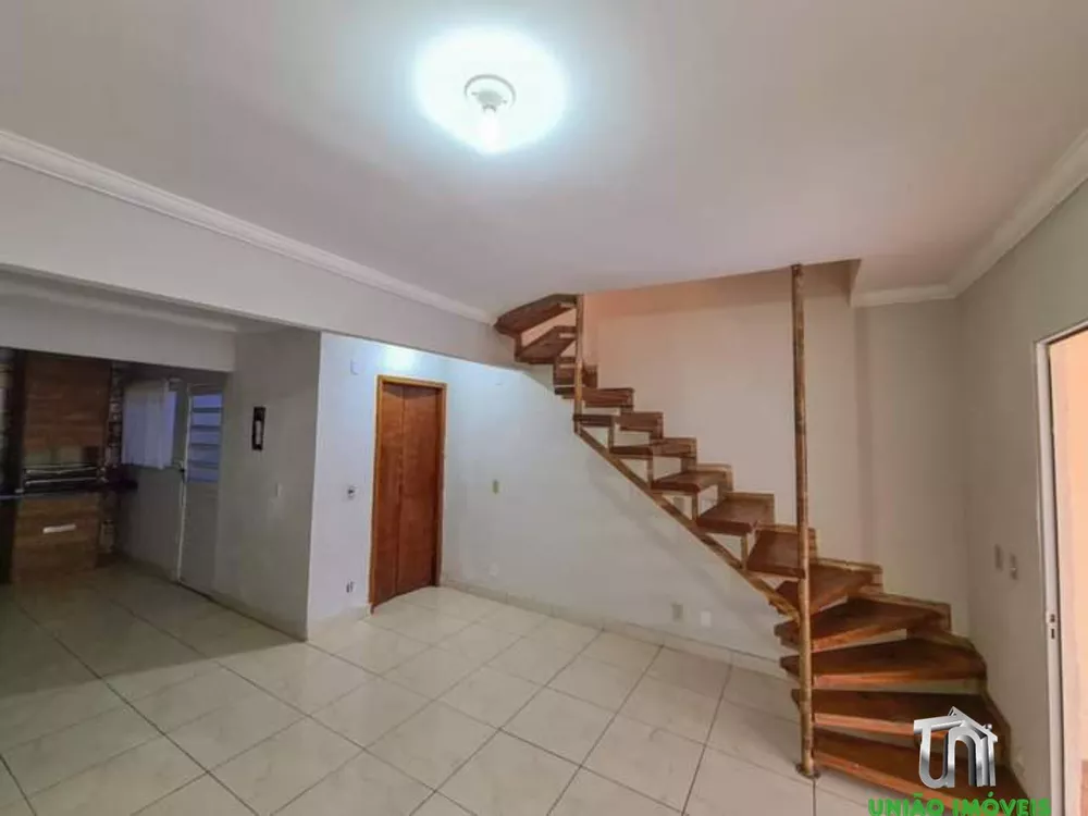 Casa à venda com 2 quartos, 60m² - Foto 2