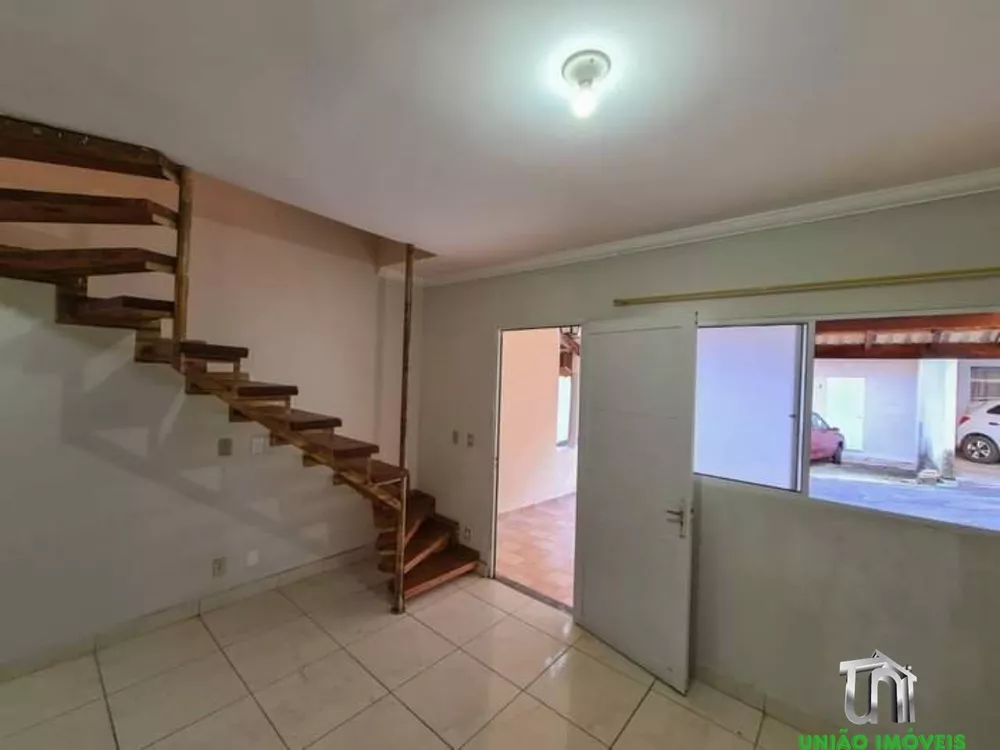 Casa à venda com 2 quartos, 60m² - Foto 3