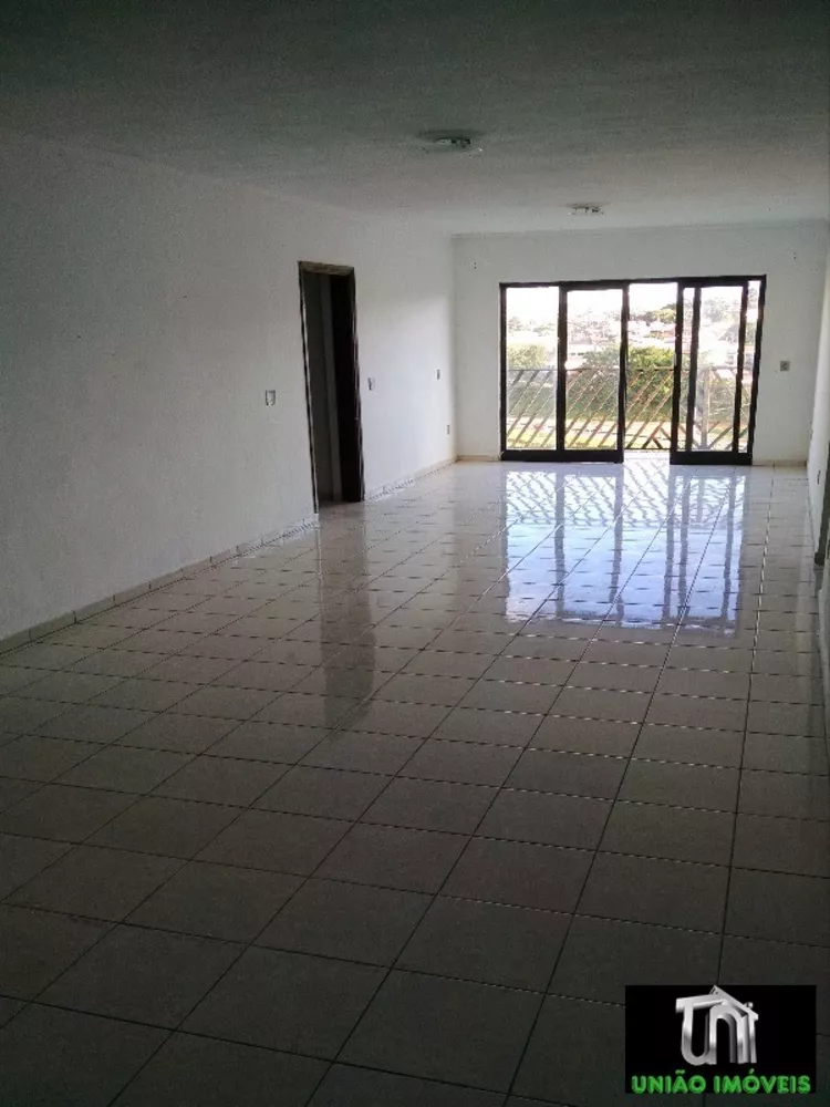 Apartamento à venda com 3 quartos, 130m² - Foto 1