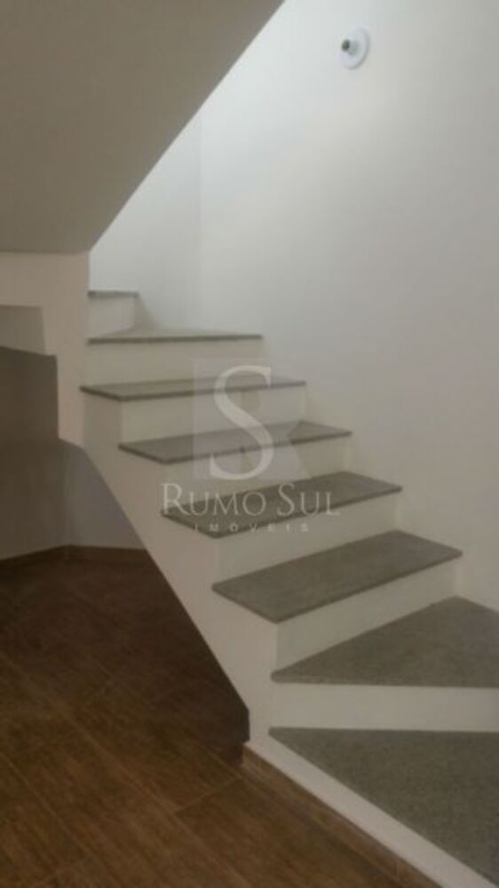 Casa à venda com 3 quartos, 124m² - Foto 1