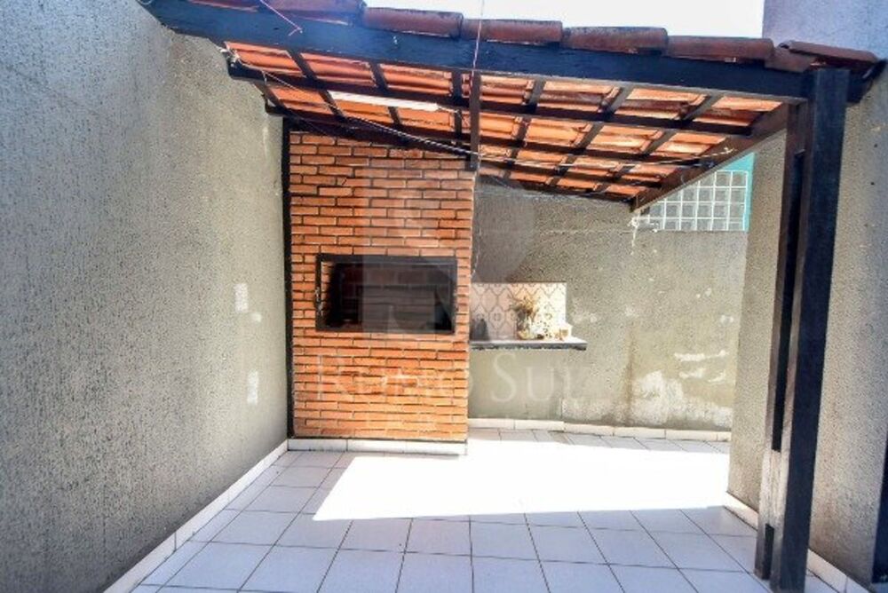 Casa à venda com 3 quartos, 120m² - Foto 2