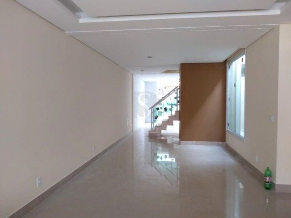 Casa à venda com 3 quartos, 180m² - Foto 2