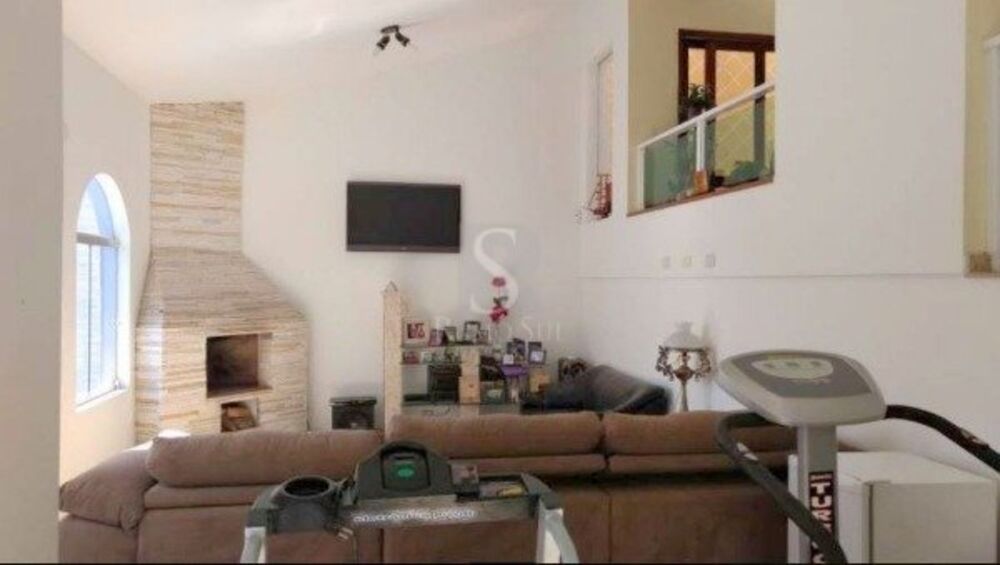 Casa à venda com 3 quartos, 228m² - Foto 1