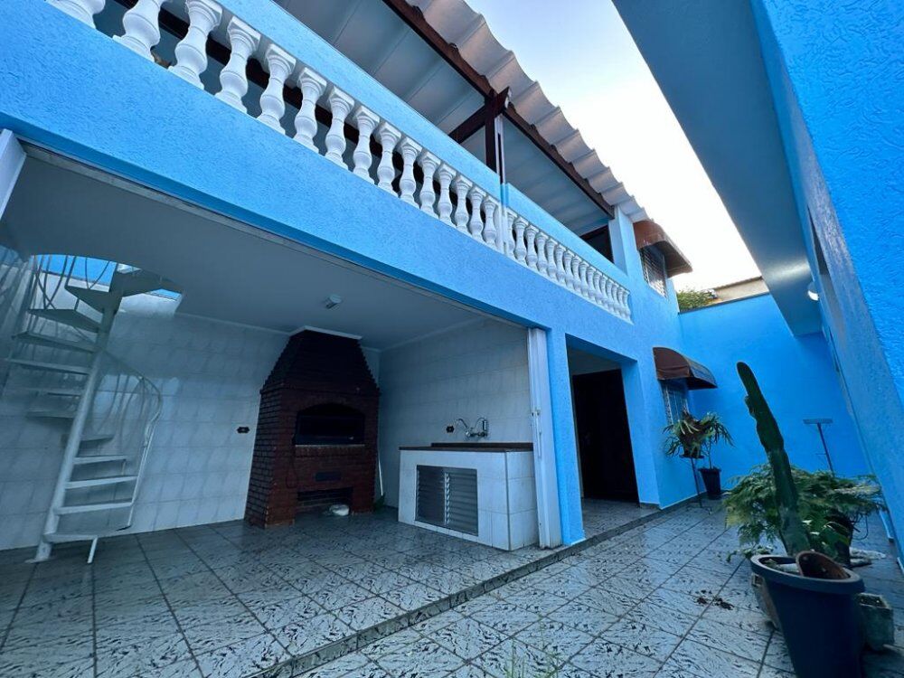 Casa à venda com 3 quartos, 220m² - Foto 2