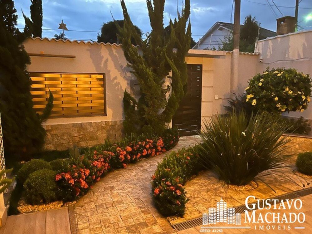 Casa à venda com 3 quartos, 196m² - Foto 1