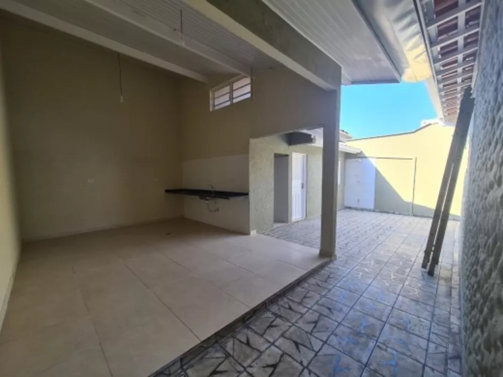 Casa à venda com 4 quartos, 210m² - Foto 2