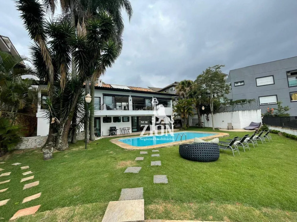 Casa à venda com 6 quartos, 550m² - Foto 2