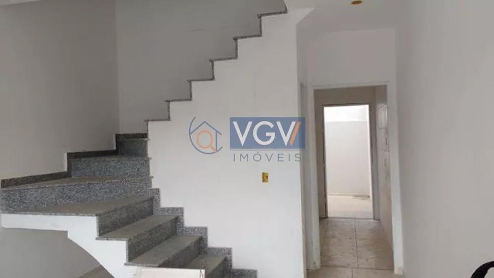 Casa à venda com 2 quartos, 70m² - Foto 2