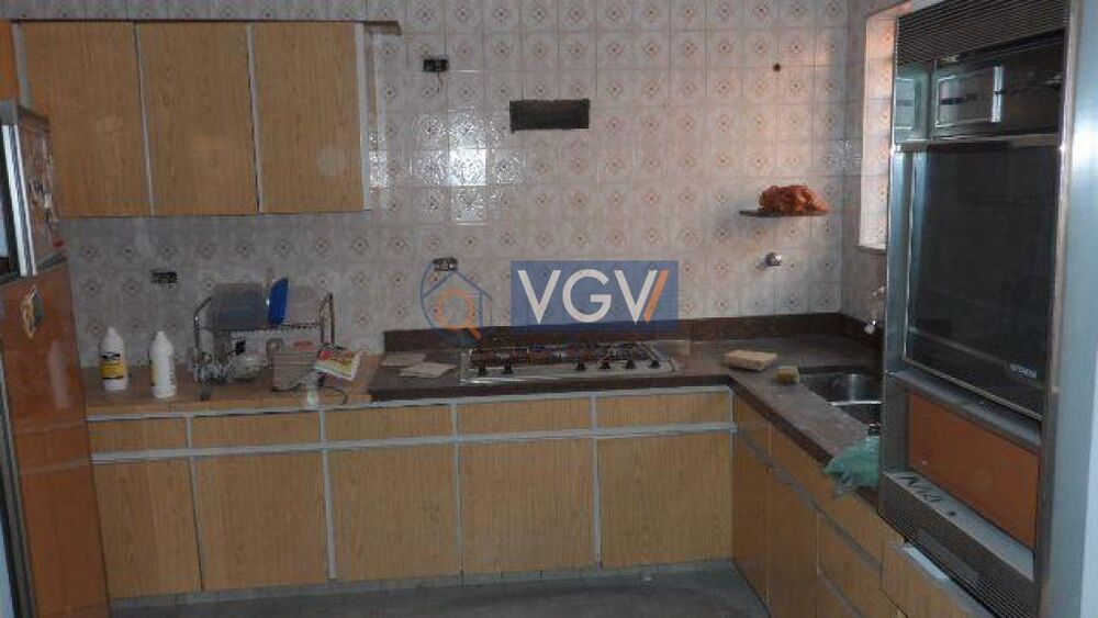 Casa à venda e aluguel com 3 quartos, 200m² - Foto 1