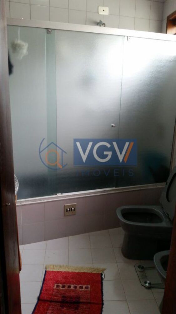 Casa à venda com 4 quartos, 200m² - Foto 2