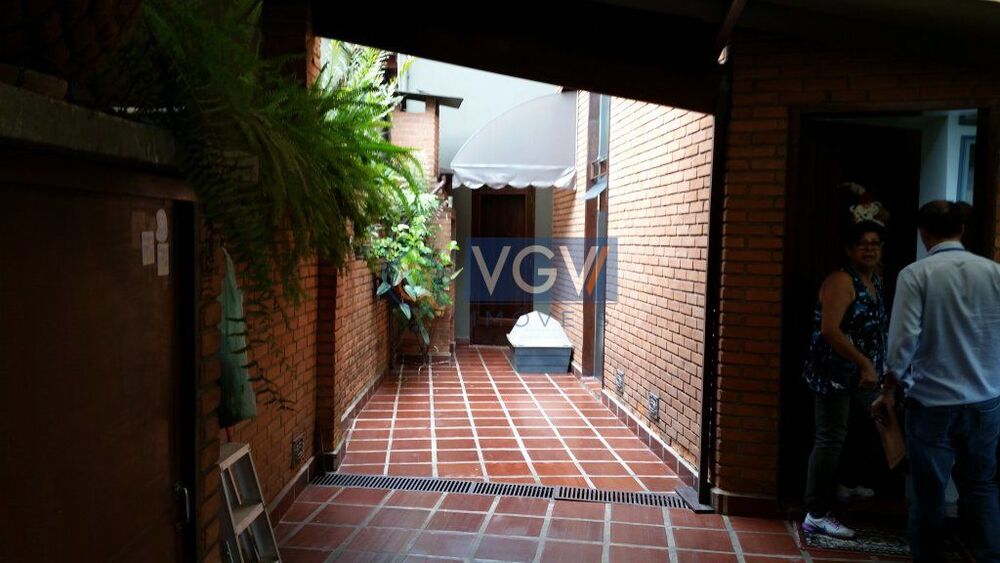 Casa à venda com 4 quartos, 200m² - Foto 1