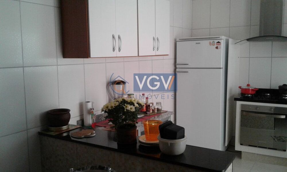 Casa à venda com 3 quartos, 117m² - Foto 1