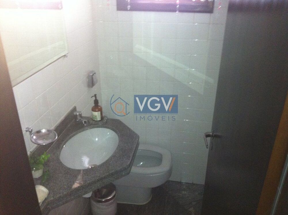 Casa à venda com 3 quartos, 243m² - Foto 2