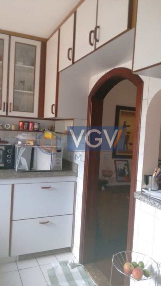 Casa à venda com 3 quartos, 241m² - Foto 1