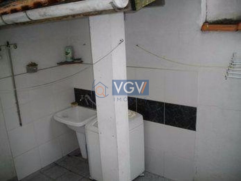 Casa à venda com 2 quartos, 68m² - Foto 2