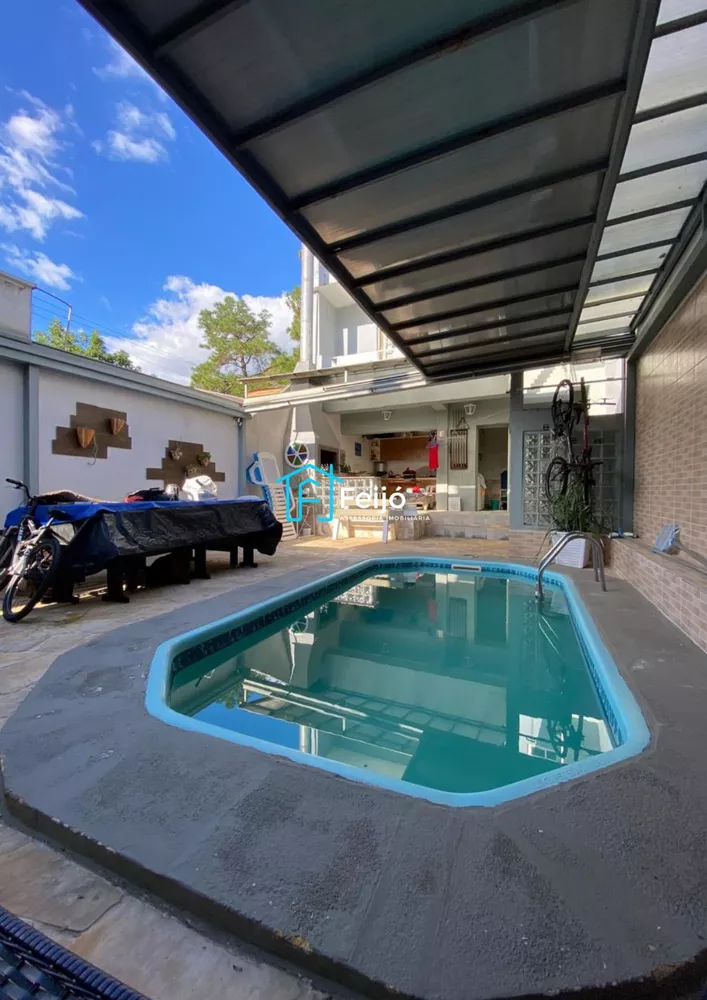 Casa, 5 quartos, 243 m² - Foto 1