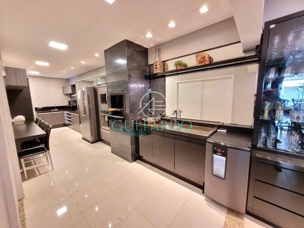 Casa à venda com 3 quartos, 132m² - Foto 1