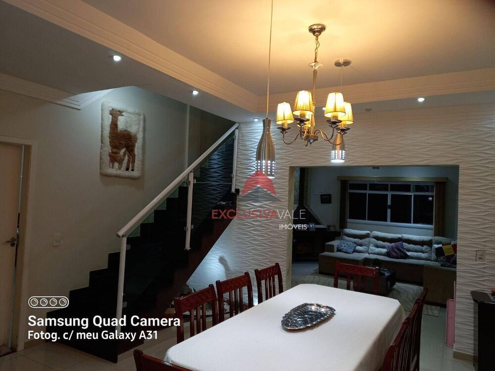 Casa de Condomínio à venda com 3 quartos, 270m² - Foto 1