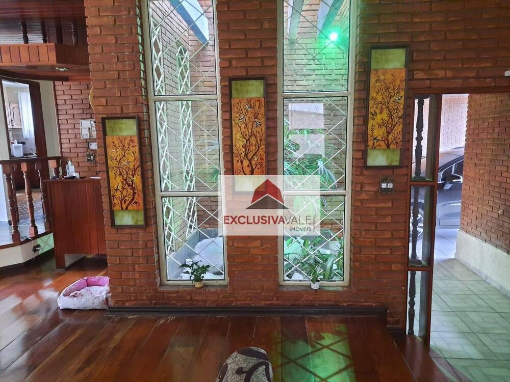 Casa à venda com 4 quartos, 318m² - Foto 1