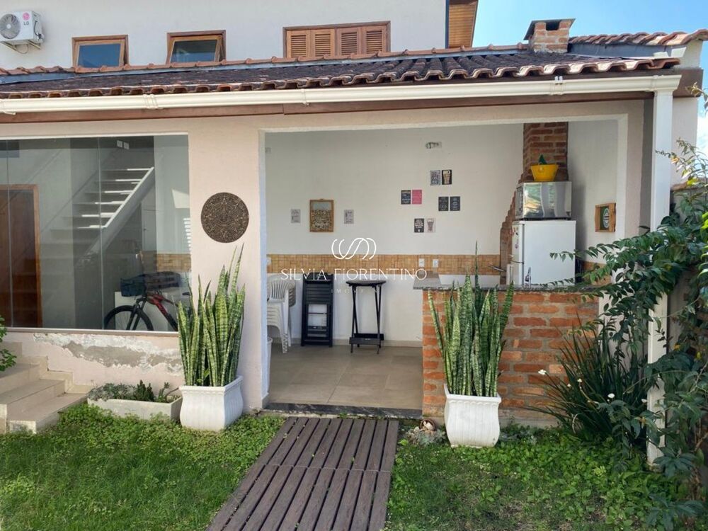 Casa à venda com 3 quartos, 286m² - Foto 1