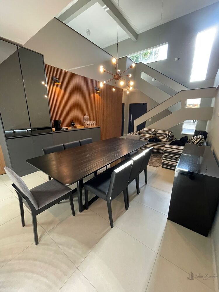 Casa à venda com 5 quartos, 260m² - Foto 1