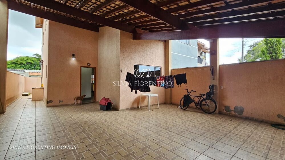 Casa à venda com 3 quartos, 220m² - Foto 1