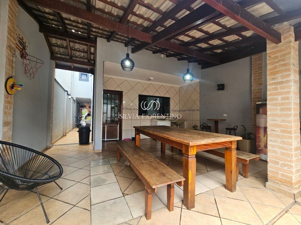 Casa, 3 quartos, 245 m² - Foto 1
