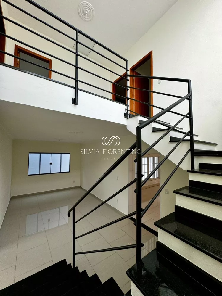 Casa à venda com 3 quartos, 250m² - Foto 2