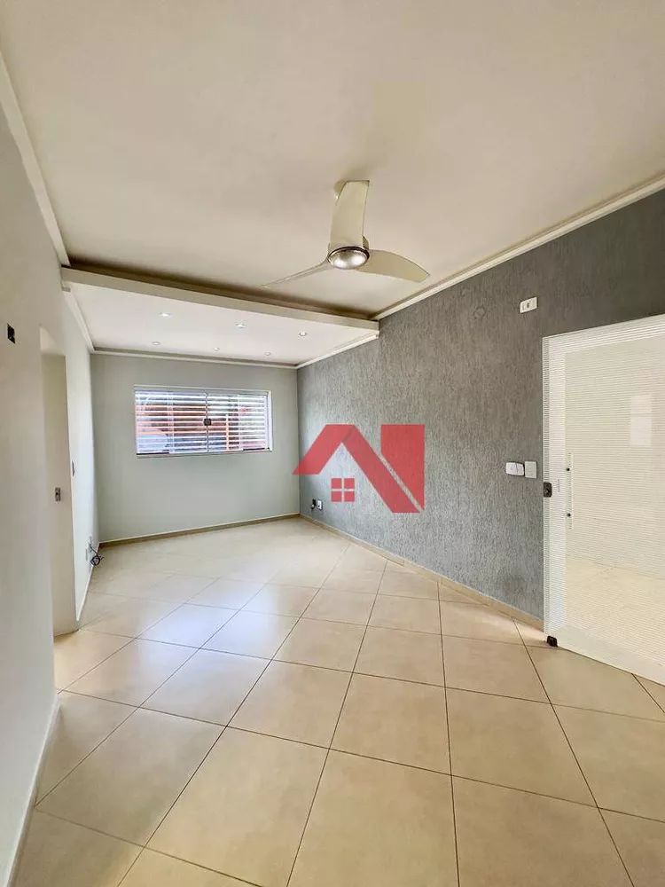 Casa à venda com 3 quartos, 176m² - Foto 1