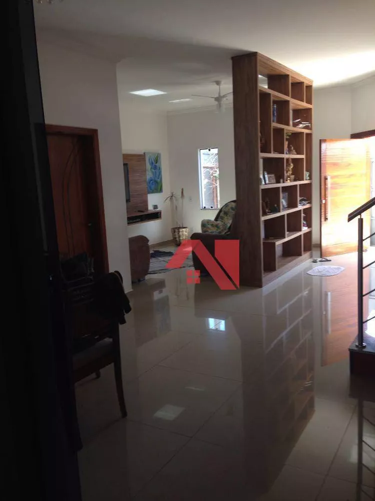 Sobrado à venda com 3 quartos, 410m² - Foto 1