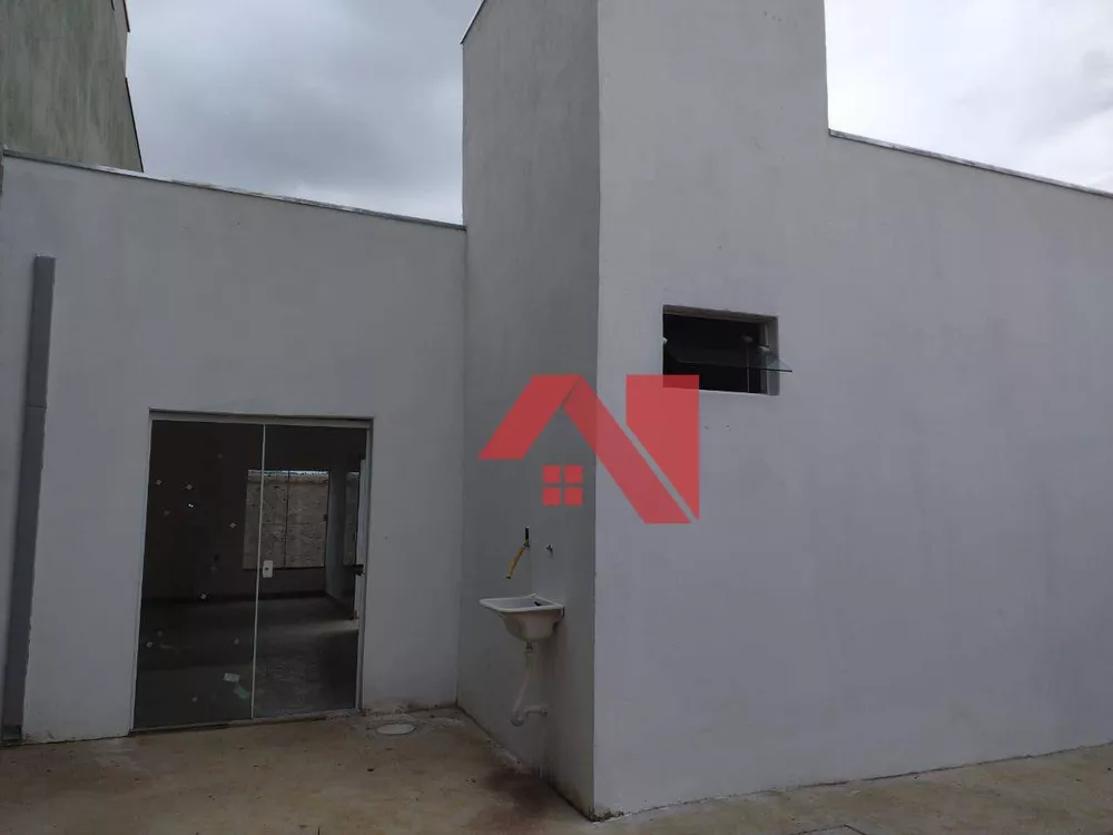 Casa à venda com 2 quartos, 60m² - Foto 2