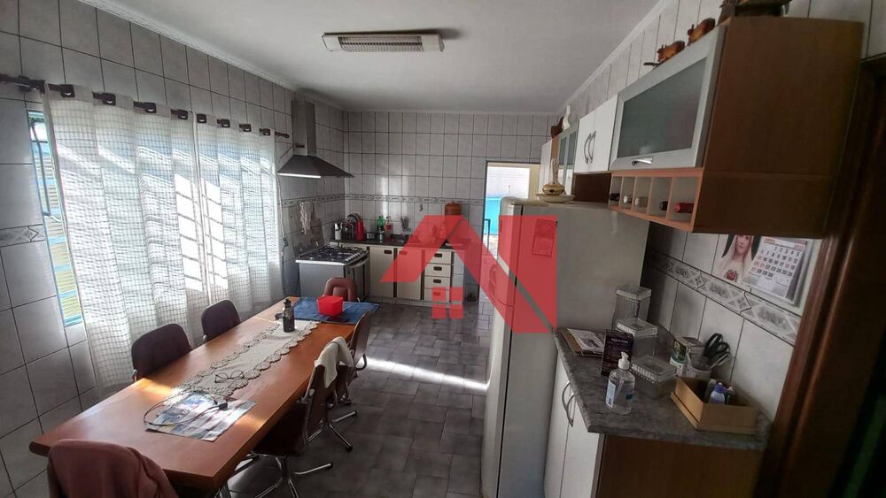 Casa para alugar com 2 quartos, 200m² - Foto 1