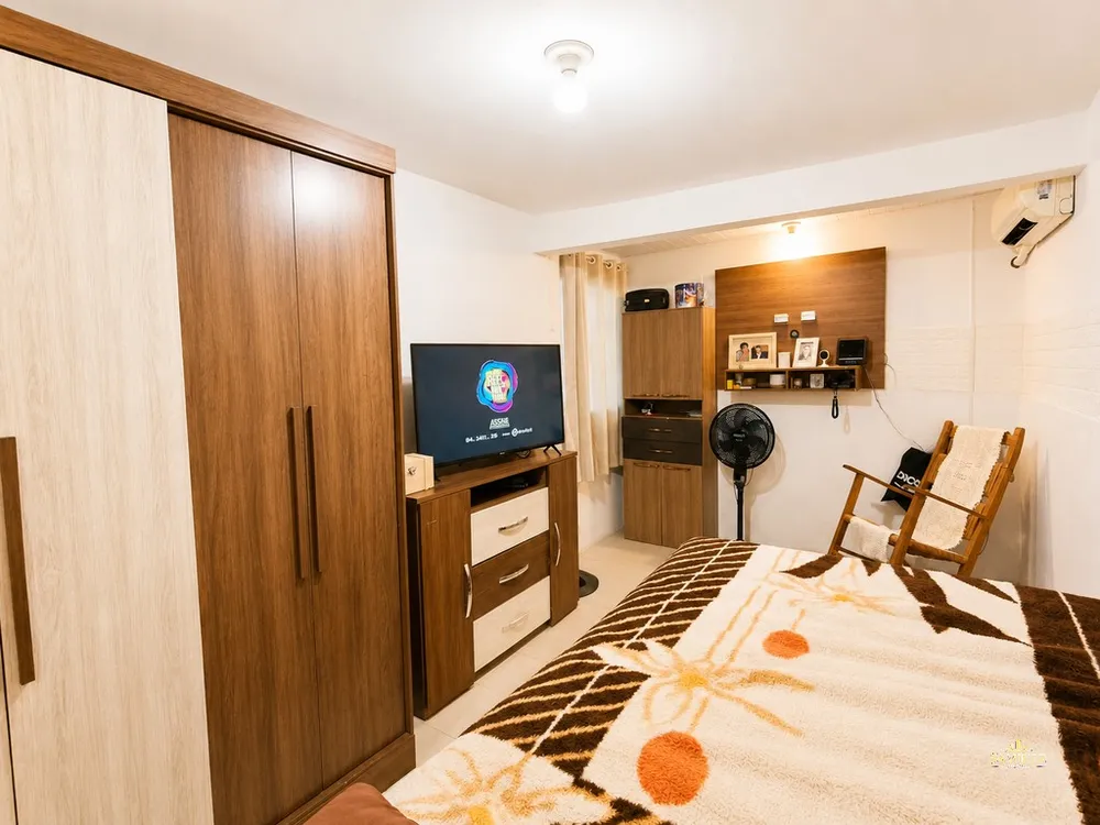 Casa, 6 quartos, 139 m² - Foto 1