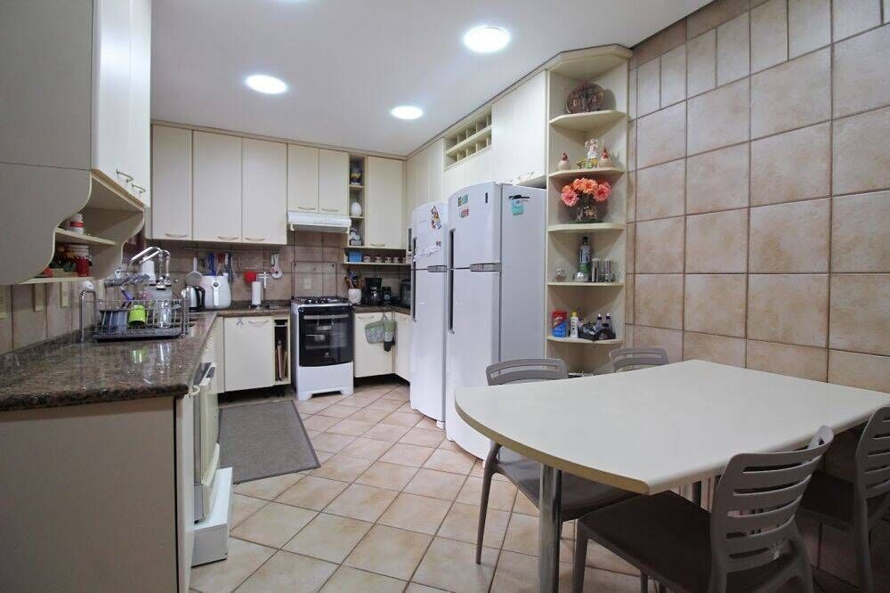 Casa à venda com 4 quartos, 381m² - Foto 2