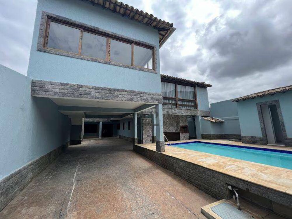 Casa à venda com 6 quartos, 400m² - Foto 1